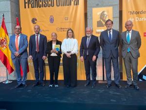 Imagen Entrega del “Premio Francisco Umbral al Libro del Año” a Darío Villanueva por 