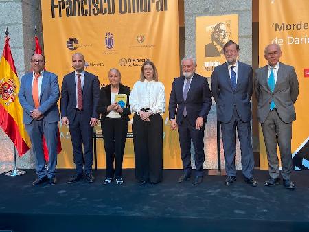Imagen Entrega del “Premio Francisco Umbral al Libro del Año” a Darío Villanueva por "Morderse la lengua"