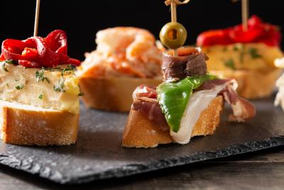 surtido-pintxos-espanoles-mesa-madera-comida-tipica-espanola_II.jpg