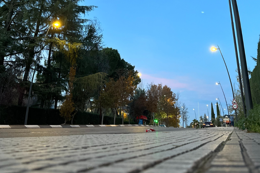 Imagen La Avenida de los Reyes Católicos estrena farolas LED