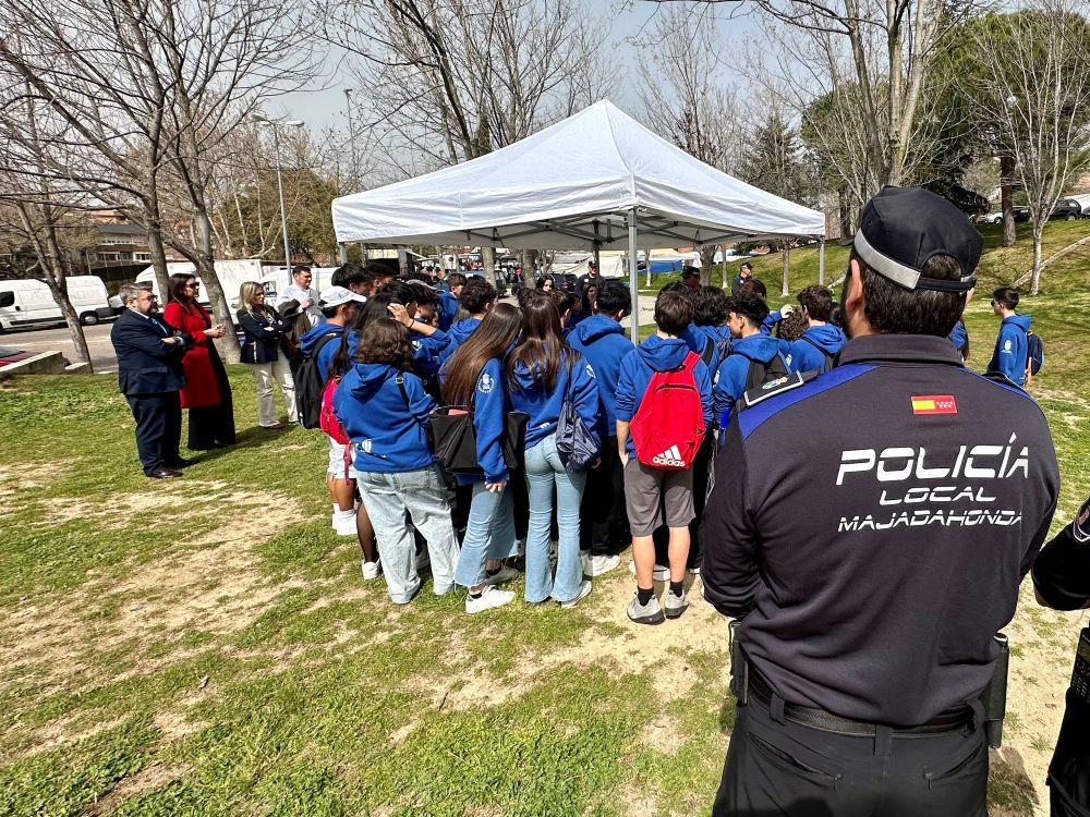 Imagen Estudiantes de Majadahonda se plantean su posible vocación de policías en el programa 4ºESO+Empresa