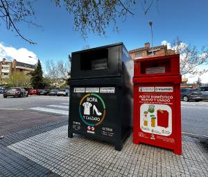 Imagen Majadahonda estrena 100 nuevos contenedores para reciclar ropa y aceite usado
