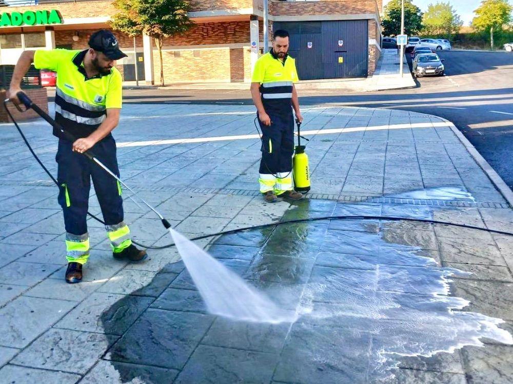 Imagen Majadahonda estrena sistema de fregado con agua a presión, jabón y eliminación de manchas en aceras y zonas peatonales del municipio