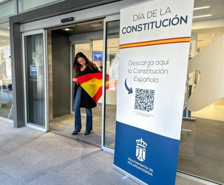 Imagen Majadahonda celebra el Día de la Constitución Española repartiendo banderas entre los ciudadanos