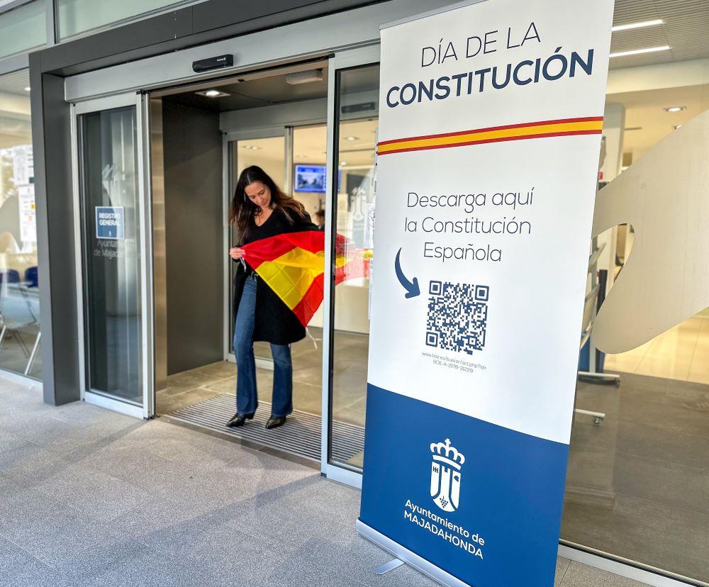 Imagen Majadahonda celebra el Día de la Constitución Española repartiendo banderas entre los ciudadanos