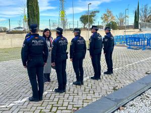 Imagen La alcaldesa de Majadahonda, con los nuevos oficiales de la Policía Local