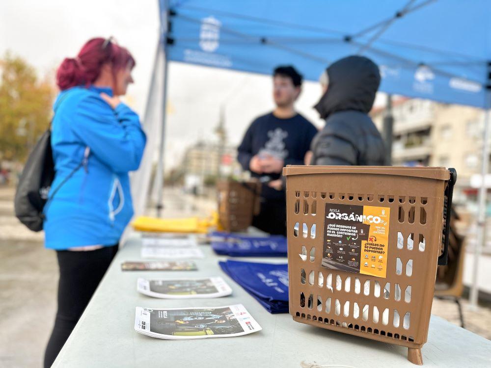 Imagen Majadahonda reparte 5.000 folletos informativos y 800 cubos marrones para concienciar sobre la recogida de basura orgánica