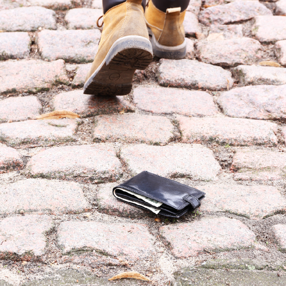 Imagen Bolsos de marca, carteras con documentación y tabletas electrónicas, entre los objetos perdidos que buscan dueño en Majadahonda