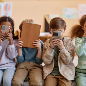 Imagen Establecer límites y puentes de comunicación con los hijos, principales preocupaciones en la Escuela de Padres de Majadahonda