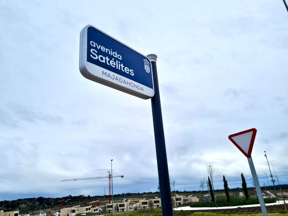 Imagen El Ayuntamiento de Majadahonda mejora la señalización de las calles y glorietas de Los Satélites