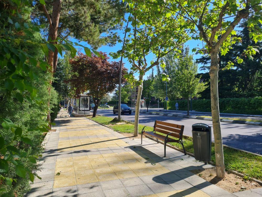 Imagen La avenida Reyes Católicos estrena aceras y bancos