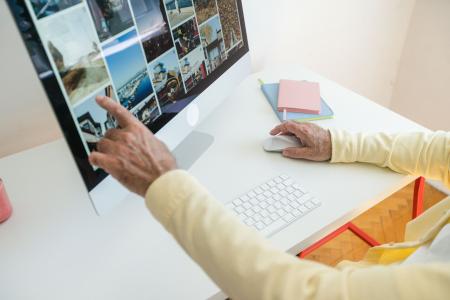 Imagen Majadahonda enseña a los mayores a organizar fotos, usar el correo y tramitar el certificado digital desde el móvil