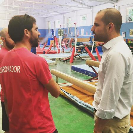 El alcalde de Majadahonda, José Luis Álvarez Ustarroz, visitando las colonias deportivas municipales. 