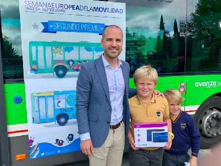 Entrega de premios del concurso 'Colorea tu autobús' durante la Semana Europea de la Movilidad de Majadahonda
