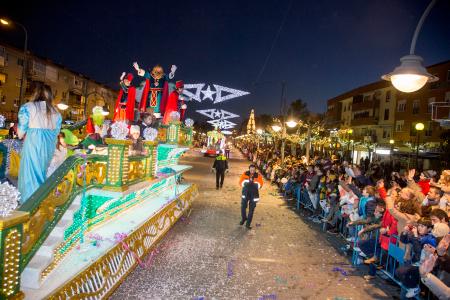 Imagen Los Reyes Magos llegan a Majadahonda repartiendo 40.000 globos y 2 toneladas de caramelos