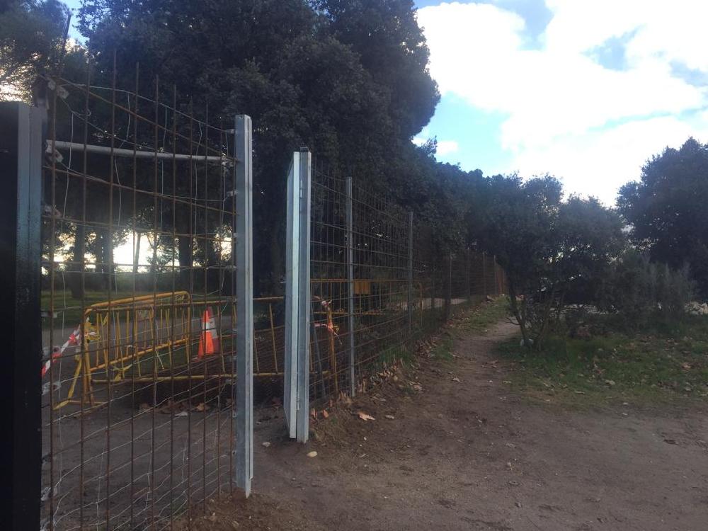 Imagen El Ayuntamiento instala un mallazo de gran resistencia para frenar la entrada de jabalíes