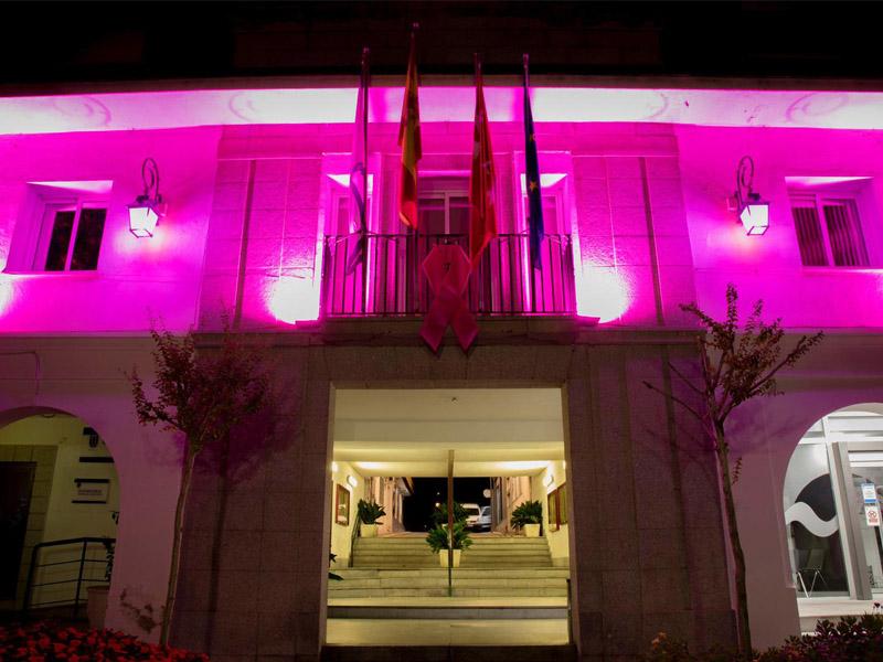 Imagen El Ayuntamiento se ilumina de rosa por el Día Mundial contra el cáncer de mama
