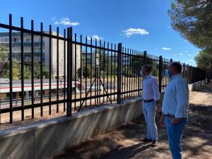 Imagen Renovado el vallado del Monte del Pilar que linda con las vías del tren