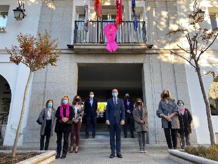 Imagen El Ayuntamiento se ilumina de rosa por el Día Mundial contra el cáncer de mama